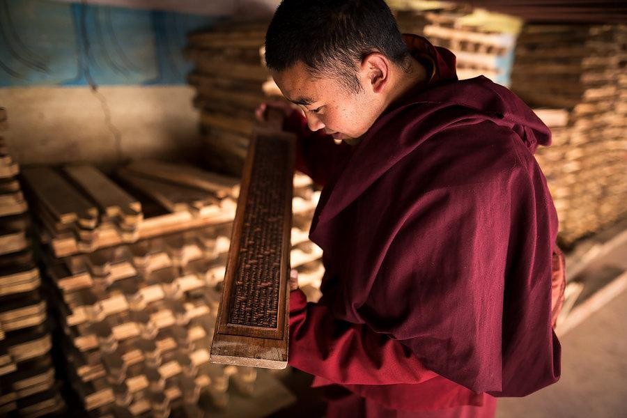 Trong gần 300 năm, các thế hệ thợ thủ công tại nhà in Dege Parkhang đã sử dụng kỹ năng tinh xảo của mình để khắc kinh văn trên các khối gỗ, sau đó biên soạn thành sách, tự làm mực và giấy in