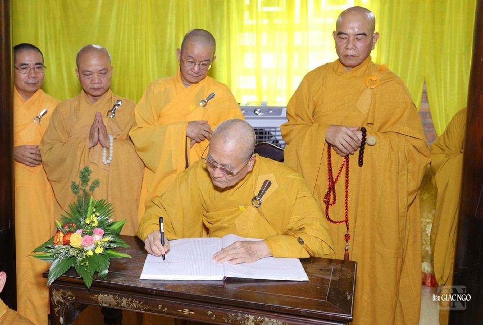 Hòa thượng Thích Hải Ấn ghi vào sổ tang lưu niệm