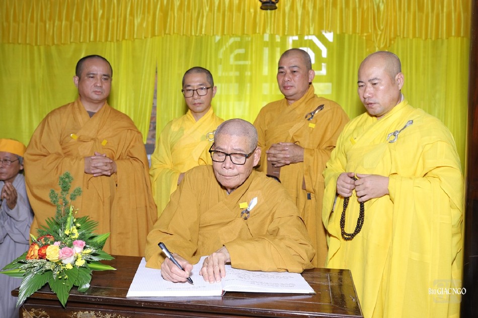 Hòa thượng Thích Châu Quang, Trưởng ban Trị sự tỉnh Đắk Lắk ghi sổ tang lưu niệm