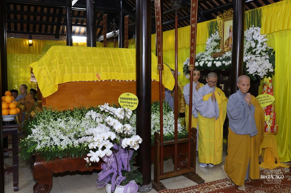 Hữu nhiễu kim quan