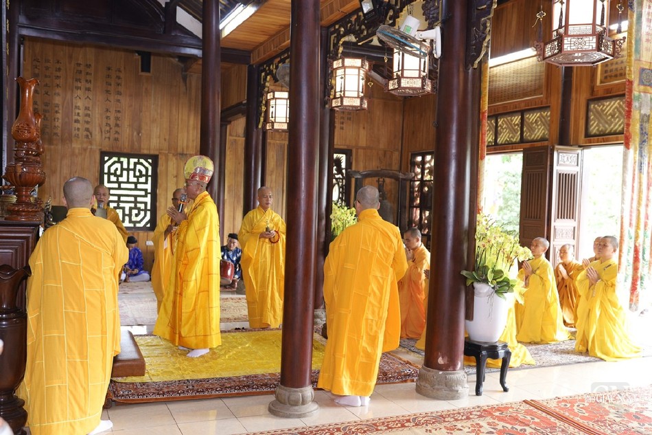 Thượng tọa Thích Lương Nguyên, sám chủ lễ cúng ngọ