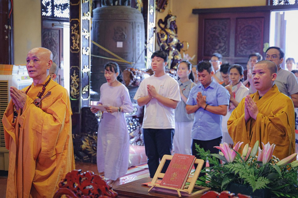 Thượng tọa Thích Minh Kính chủ trì khóa lễ Thượng tọa Thích Minh Kính chủ trì khóa lễ