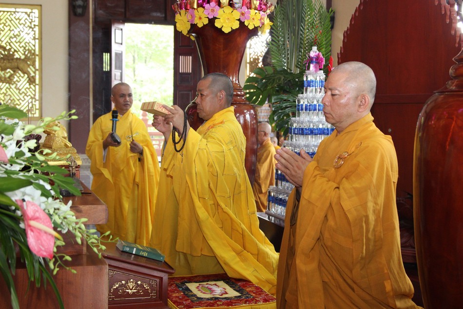 Chư tôn đức đảnh lễ Giác linh Hòa thượng Chư tôn đức đảnh lễ Giác linh Hòa thượng