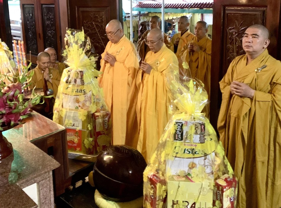 Chư tôn đức Ban Thường trực Ban Trị sự GHPGVN tỉnh Bình Thuận thắp hương tưởng niệm Chư tôn đức Ban Thường trực Ban Trị sự GHPGVN tỉnh Bình Thuận thắp hương tưởng niệm