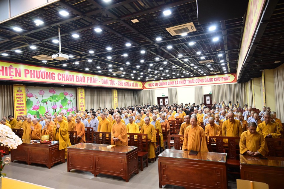 Chư Tăng Ni, Phật tử tham dự Lễ tưởng niệm cố Tổng Bí thư Nguyễn Phú Trọng Chư Tăng Ni, Phật tử tham dự Lễ tưởng niệm cố Tổng Bí thư Nguyễn Phú Trọng