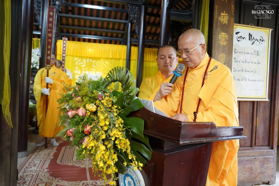 Hòa thượng Thích Khế Chơn đọc lời tưởng niệm của Ban Trị sự GHPGVN tỉnh Thừa Thiên Huế