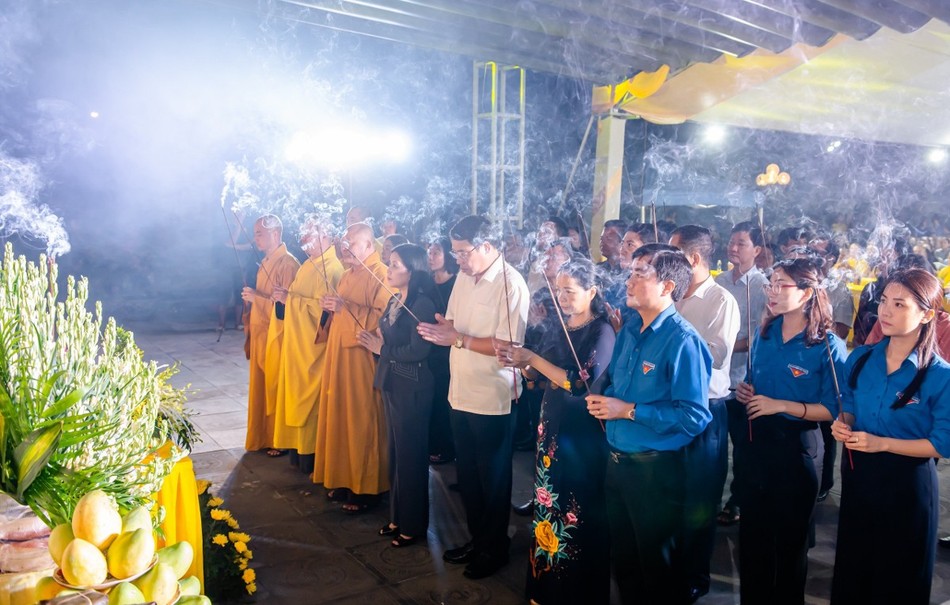 Chư tôn đức, đại biểu dâng hương tưởng niệm