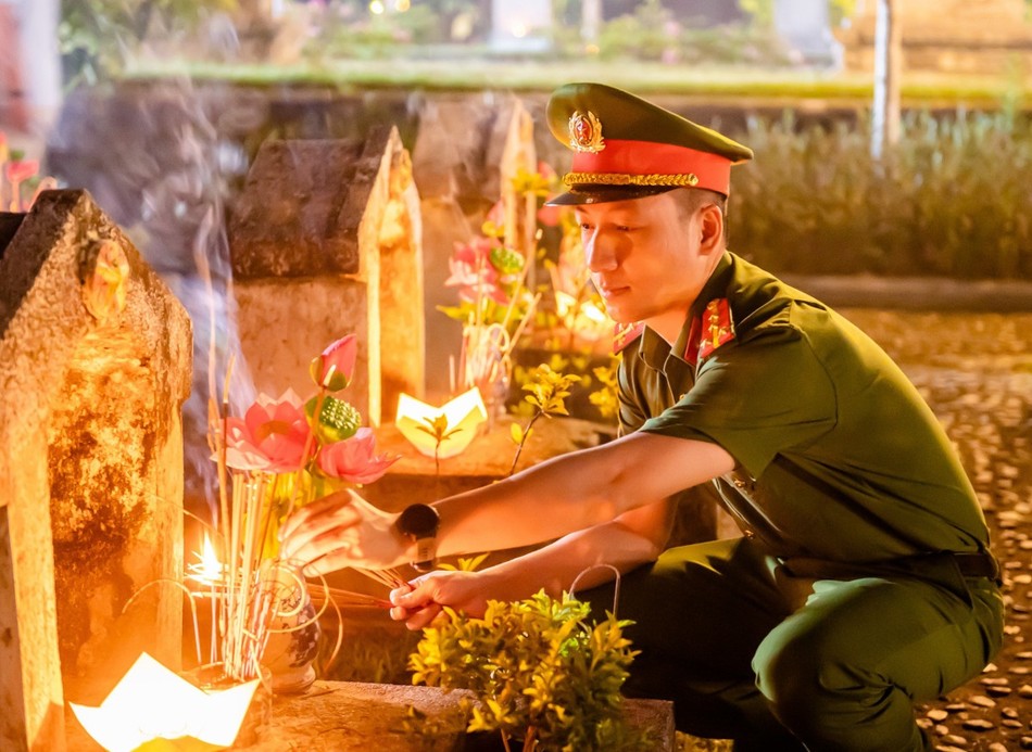 Thắp hương trên các phần mộ