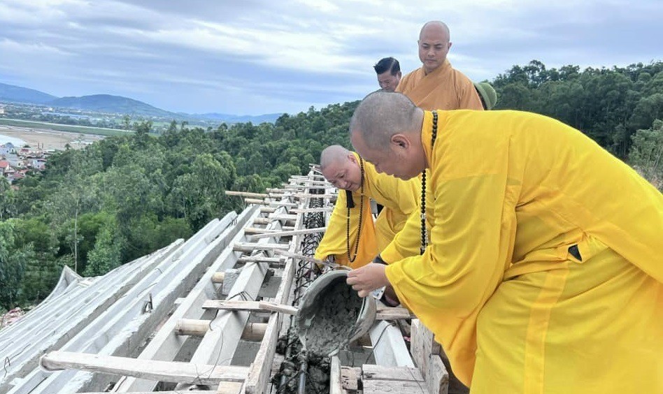 Thượng lương, cất nóc ngôi Tam bảo chùa Đót Tiên