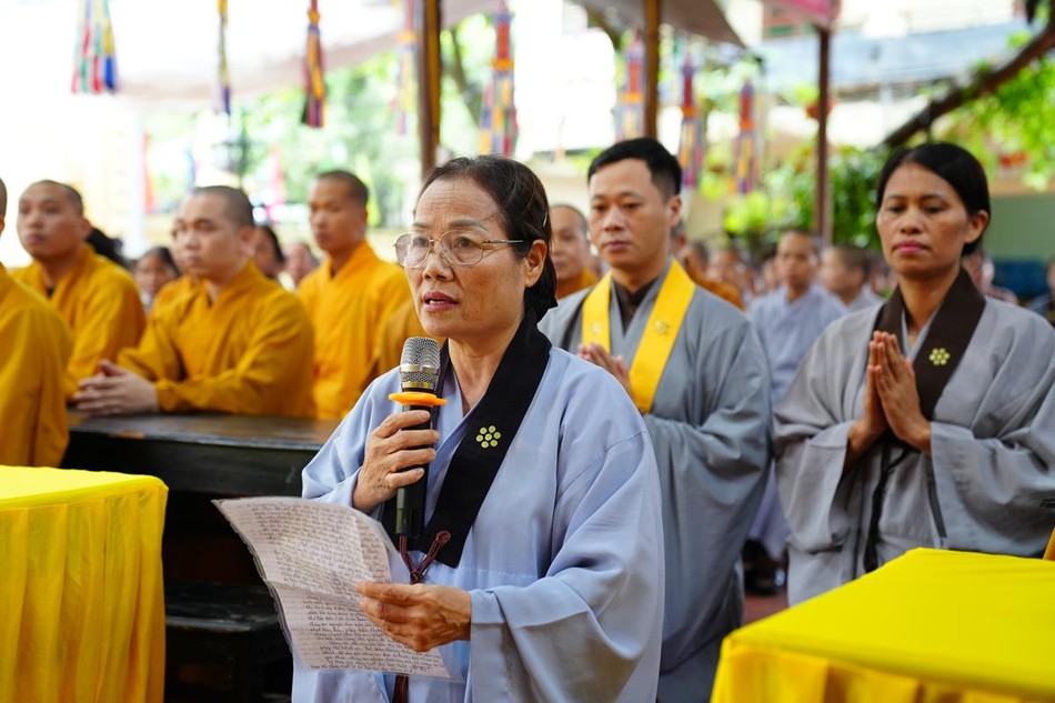 Đại diện các Phật tử Đạo tràng Pháp Hoa miền Bắc dâng lời tác bạch