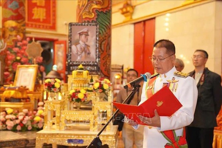 Vụ trưởng Vụ Tôn giáo, Bộ Văn hóa Thái Lan, ông Theetat Phimpha đọc quyết định sắc phong của Nhà vua đối với 9 vị giáo phẩm là trụ trì các chùa Việt tại Thái Lan - Ảnh: TTXVN Vụ trưởng Vụ Tôn giáo, Bộ Văn hóa Thái Lan, ông Theetat Phimpha đọc quyết định sắc phong của Nhà vua đối với 9 vị giáo phẩm là trụ trì các chùa Việt tại Thái Lan - Ảnh: TTXVN