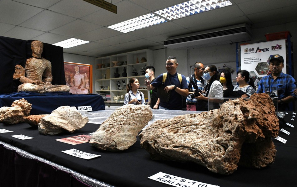 Các di tích đã được chuyển từ Bukit Choras đến phòng thí nghiệm của PPAG USM để thực hiện công tác bảo tồn Các di tích đã được chuyển từ Bukit Choras đến phòng thí nghiệm của PPAG USM để thực hiện công tác bảo tồn