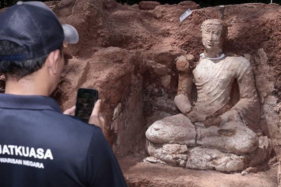 Bức tượng Phật có kích thước bằng với người thật, được làm từ vữa (hỗn hợp của vôi, nước và cát) Bức tượng Phật có kích thước bằng với người thật, được làm từ vữa (hỗn hợp của vôi, nước và cát)