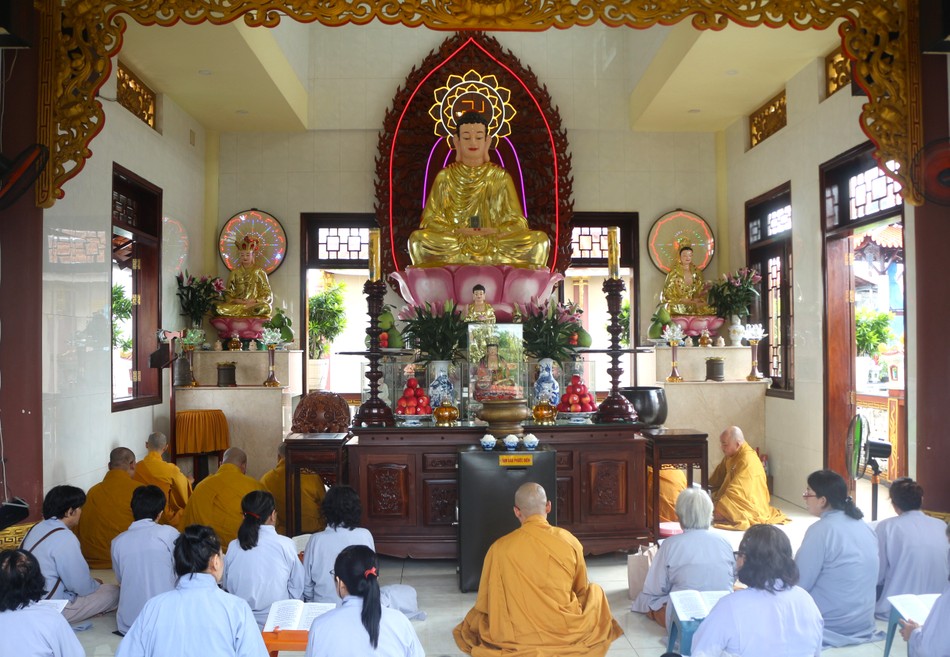 Khóa lễ tụng kinh tại chánh điện Khóa lễ tụng kinh tại chánh điện