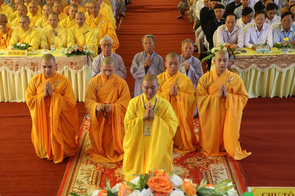 Đại đức Thích Quang Tuệ, tân trụ trì chùa Ngô Xá Đông dâng lời phát nguyện Đại đức Thích Quang Tuệ, tân trụ trì chùa Ngô Xá Đông dâng lời phát nguyện