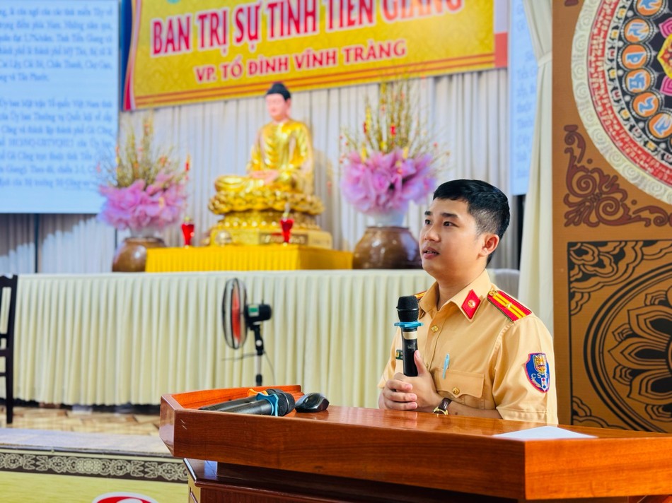 Thiếu tá Trịnh Huy Duy phổ biến Luật Trật tự, an toàn giao thông đường bộ năm 2024 Thiếu tá Trịnh Huy Duy phổ biến Luật Trật tự, an toàn giao thông đường bộ năm 2024