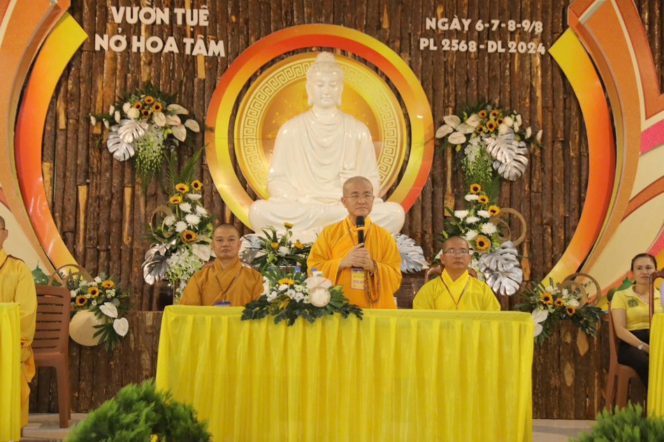 Thượng tọa Thích Quảng Hiền sách tấn các bạn trẻ tham gia khóa tu Thượng tọa Thích Quảng Hiền sách tấn các bạn trẻ tham gia khóa tu