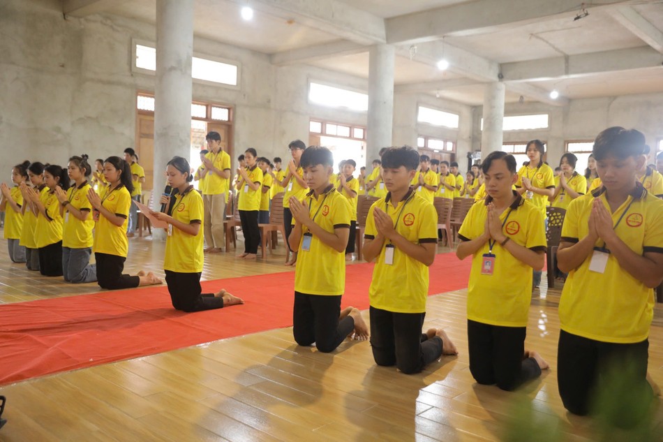 Đại diện các khóa sinh dâng lời phát nguyện Đại diện các khóa sinh dâng lời phát nguyện