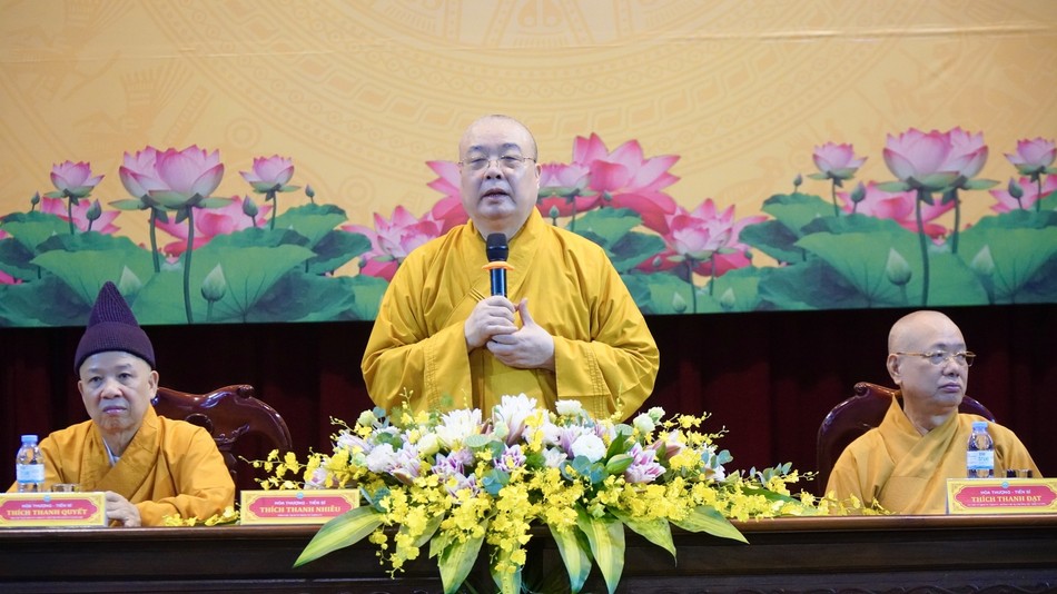 Trưởng lão Hòa thượng Thích Thanh Nhiễu sách tấn Tăng Ni sinh Trưởng lão Hòa thượng Thích Thanh Nhiễu sách tấn Tăng Ni sinh