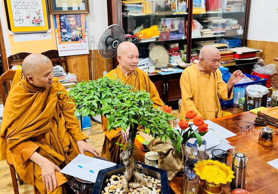 Hòa thượng Thích Giác Toàn chủ trì phiên họp