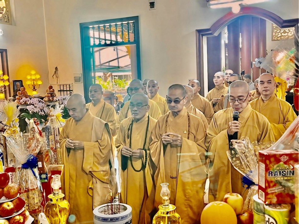 Chư tôn giáo phẩm thắp hương tưởng niệm Chư tôn giáo phẩm thắp hương tưởng niệm