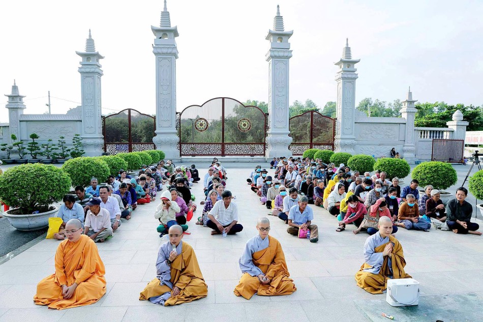 Chư Ni hướng dẫn bà con niệm danh hiệu Bồ-tát Quán Thế Âm