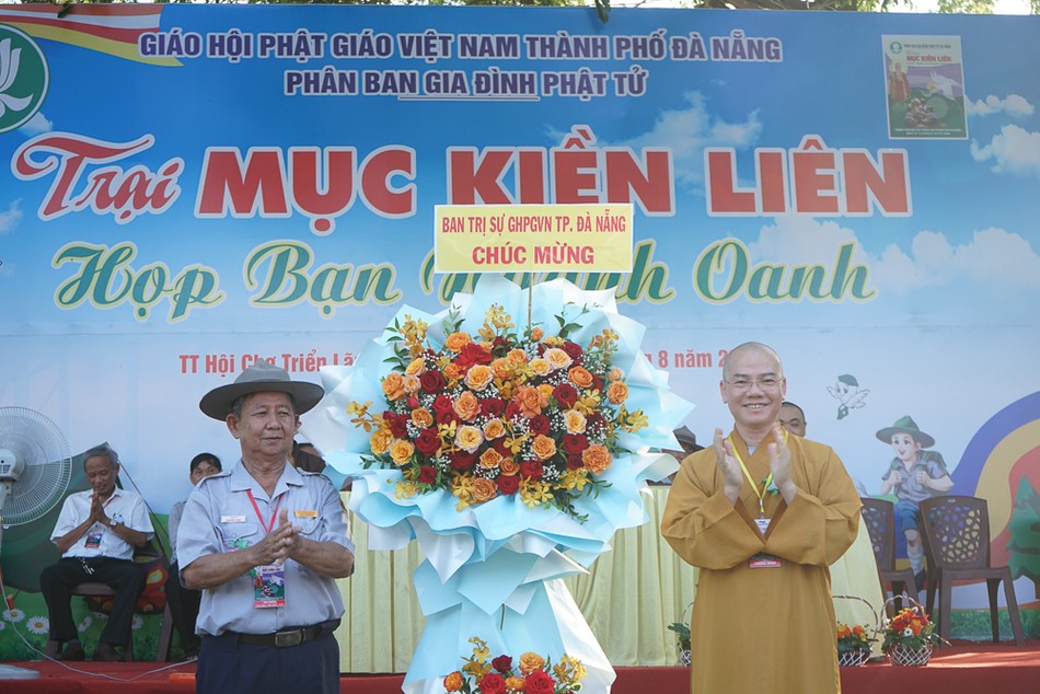 Thượng tọa Thích Thông Đạo, Ủy viên Hội đồng Trị sự, Phó Trưởng ban Thường trực Ban Trị sự GHPGVN TP.Đà Nẵng thay mặt Ban Trị sự GHPGVN TP.Đà Nẵng tặng hoa chúc mừng Thượng tọa Thích Thông Đạo, Ủy viên Hội đồng Trị sự, Phó Trưởng ban Thường trực Ban Trị sự GHPGVN TP.Đà Nẵng thay mặt Ban Trị sự GHPGVN TP.Đà Nẵng tặng hoa chúc mừng