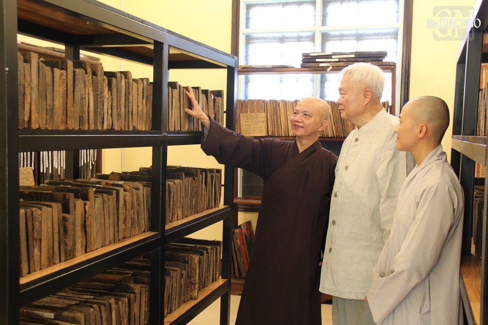 Kho tư liệu mộc bản Phật giáo Huế có số lượng 828 tấm (1.319 mặt khắc) với nhiều nội dung như: kinh, luật, luận, trước tác, phái điệp quy y - thế độ, tranh đồ họa cổ... Kho tư liệu mộc bản Phật giáo Huế có số lượng 828 tấm (1.319 mặt khắc) với nhiều nội dung như: kinh, luật, luận, trước tác, phái điệp quy y - thế độ, tranh đồ họa cổ...