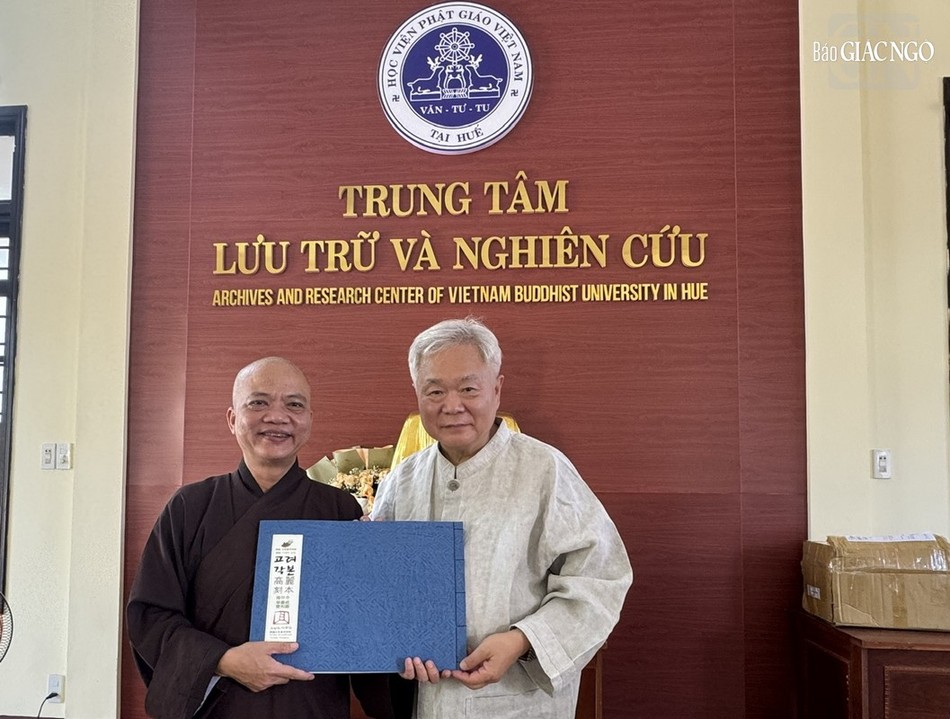 Đại sư Seon-hak trao tặng bản đến Trung tâm Lưu trữ và Nghiên cứu thuộc Học viện Phật giáo VN tại Huế Đại sư Seon-hak trao tặng bản đến Trung tâm Lưu trữ và Nghiên cứu thuộc Học viện Phật giáo VN tại Huế