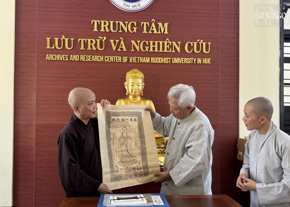 Thay mặt Hòa thượng Viện trưởng Học viện Phật giáo VN tại Huế, Thượng tọa Thích Không Nhiên trao tặng thác bản Niệm Phật công cứ đến Bảo tàng khắc gỗ châu Á (Hàn Quốc) Thay mặt Hòa thượng Viện trưởng Học viện Phật giáo VN tại Huế, Thượng tọa Thích Không Nhiên trao tặng thác bản Niệm Phật công cứ đến Bảo tàng khắc gỗ châu Á (Hàn Quốc)