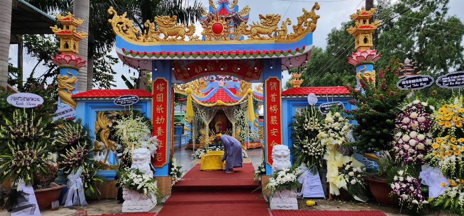 Bảo tháp Hòa thượng Thích Huệ Thành trong khuôn viên chùa Liên Hoa