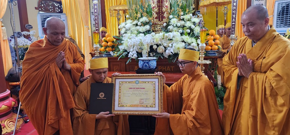 Trao giáo chỉ truy phong giáo phẩm Hòa thượng đến đại diện môn đồ pháp quyến