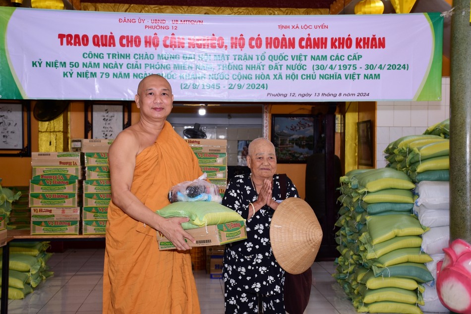 Đại đức Thích Minh Sĩ tặng quà