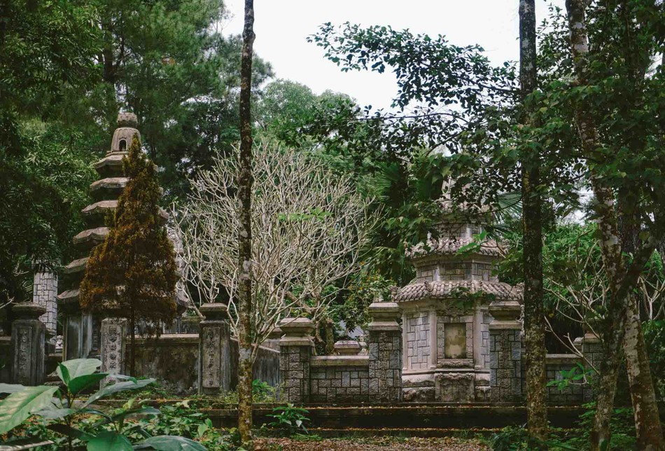 Chùa Từ Hiếu còn nổi tiếng bởi nơi đây có lưu giữ phần mộ các quan thái giám triều Nguyễn Chùa Từ Hiếu còn nổi tiếng bởi nơi đây có lưu giữ phần mộ các quan thái giám triều Nguyễn