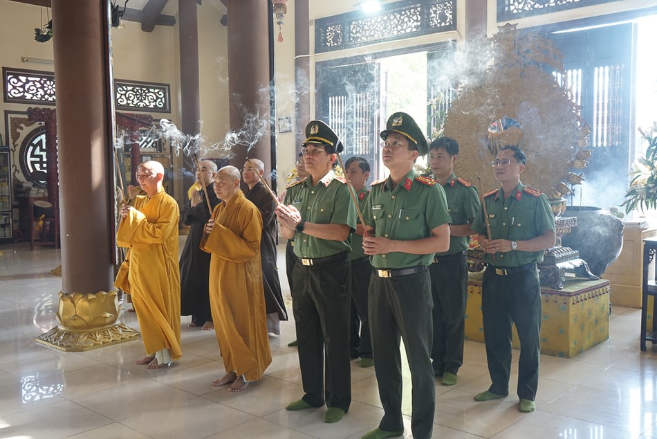 Đoàn dâng hương tại chánh điện chùa Pháp Lâm Đoàn dâng hương tại chánh điện chùa Pháp Lâm