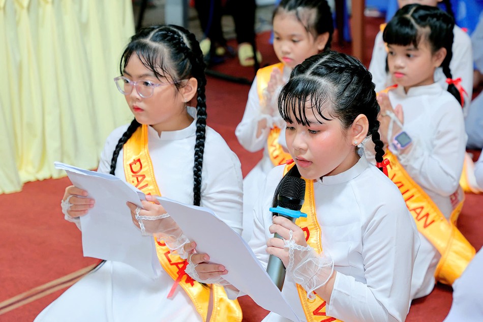 Đại diện các em Gia đình Phật tử dâng lời cảm niệm Vu lan