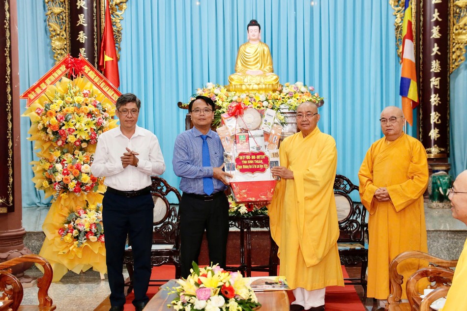 Tặng quà chúc mừng Đại lễ Vu lan - Báo hiếu Phật lịch 2568 đến Ban Trị sự GHPGVN tỉnh Bình Thuận