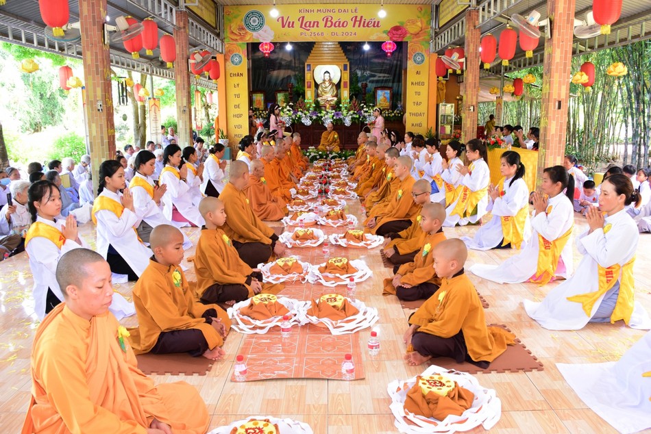 Đông đảo Phật tử về tịnh xá Ngọc Long dự lễ Đông đảo Phật tử về tịnh xá Ngọc Long dự lễ