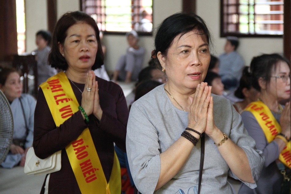 Phật tử nhất tâm cầu nguyện hồi hướng công đức đến cha mẹ Phật tử nhất tâm cầu nguyện hồi hướng công đức đến cha mẹ