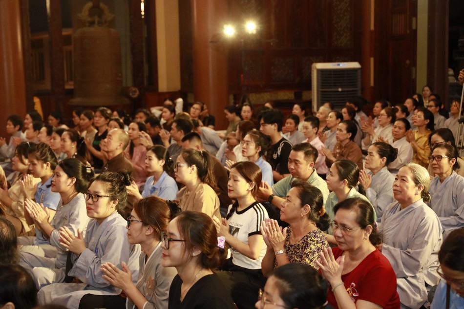 Đông đảo Phật tử về chùa dự lễ Vu lan, thưởng thức đêm nhạc