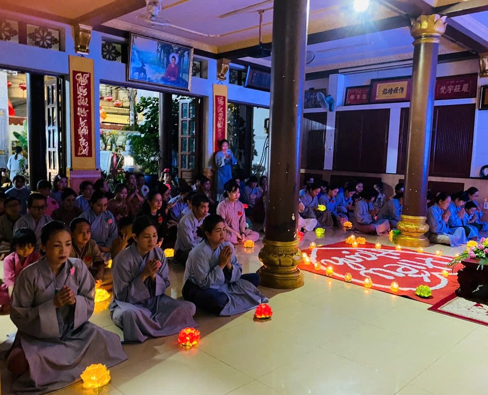 Thắp hoa đăng cầu nguyện Thắp hoa đăng cầu nguyện