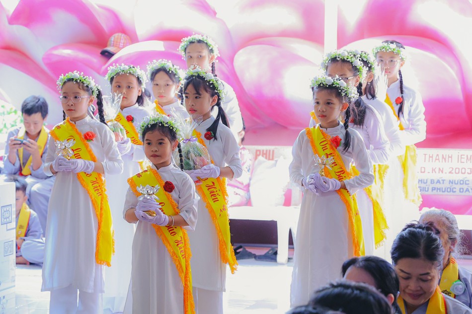 Các em thiếu nhi dâng lục cúng dường