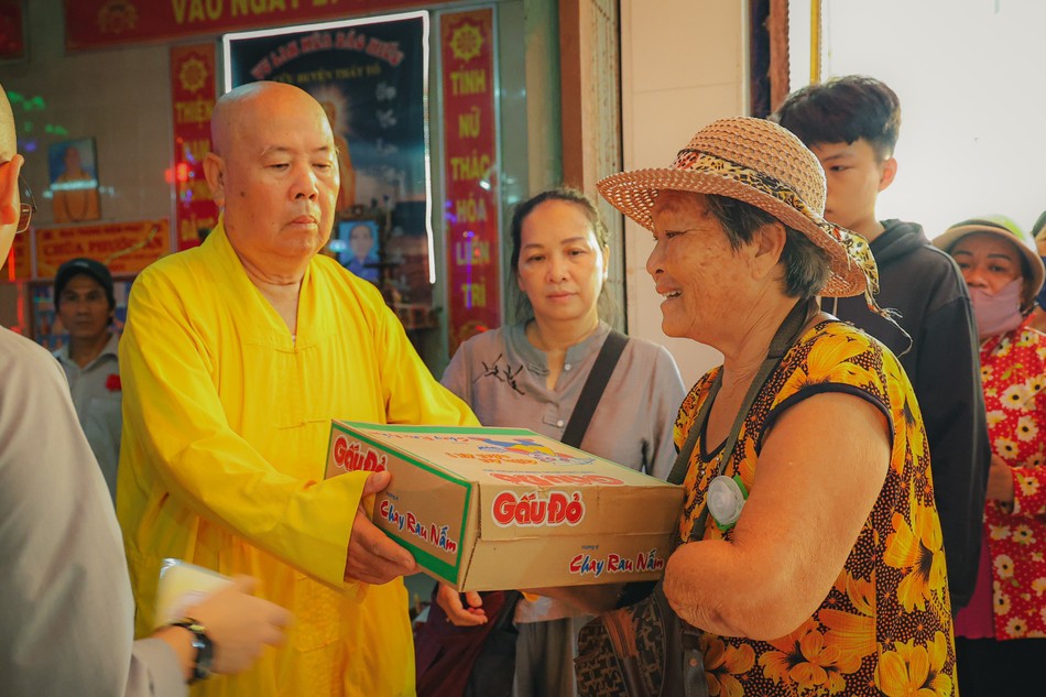 Trao quà đến các hoàn cảnh khó khăn