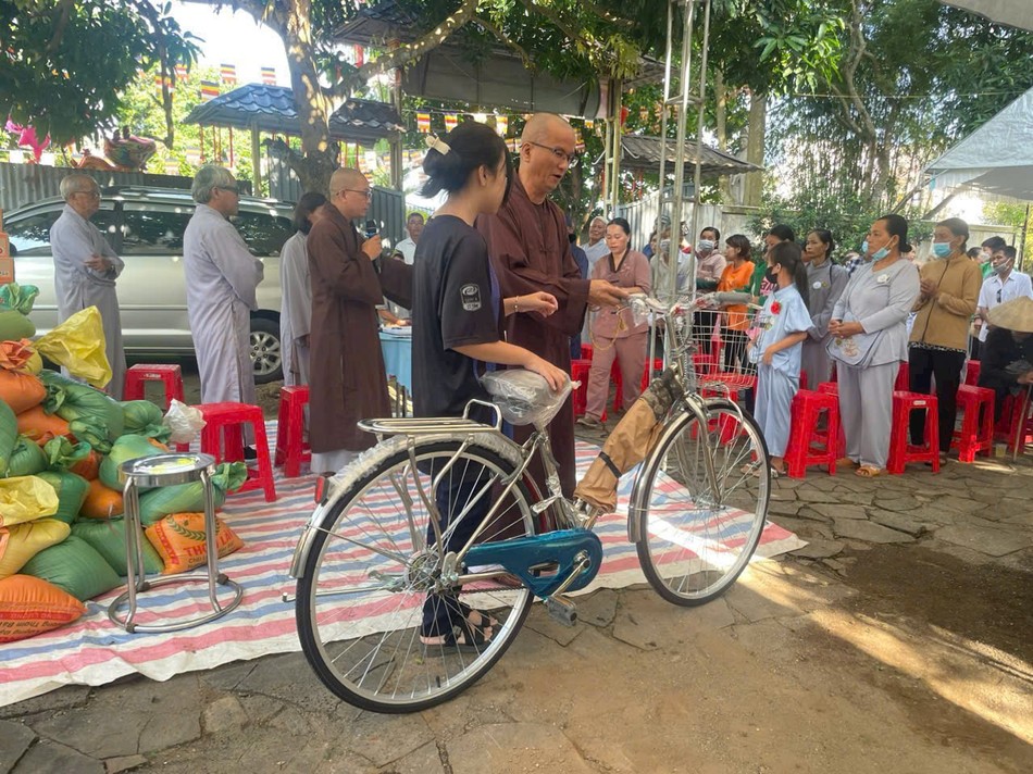 Trao xe đạp đến các em học sinh vượt khó học tốt Trao xe đạp đến các em học sinh vượt khó học tốt