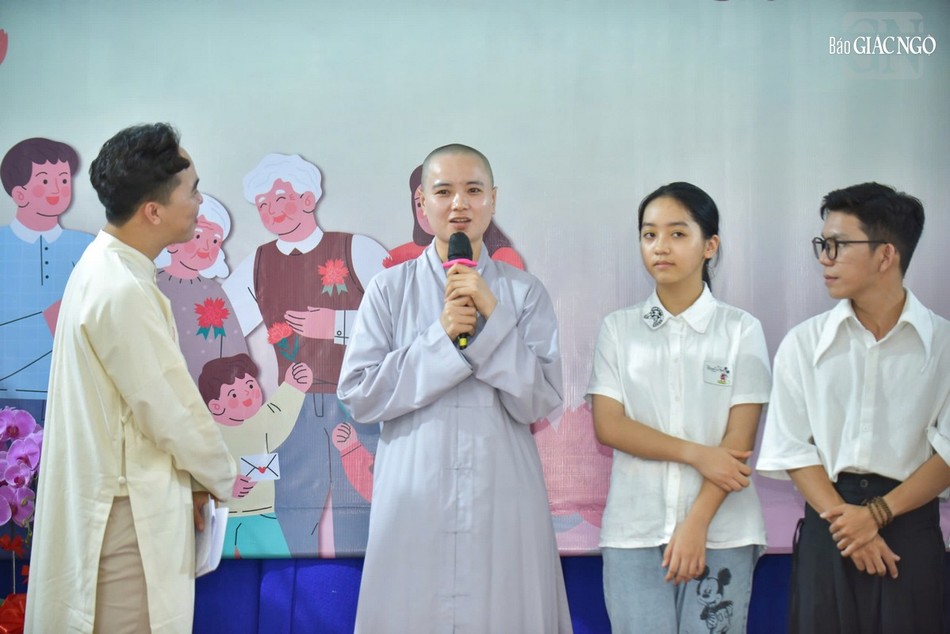 Sư cô Thích nữ Huệ Như chia sẻ tại buổi trao giải Sư cô Thích nữ Huệ Như chia sẻ tại buổi trao giải