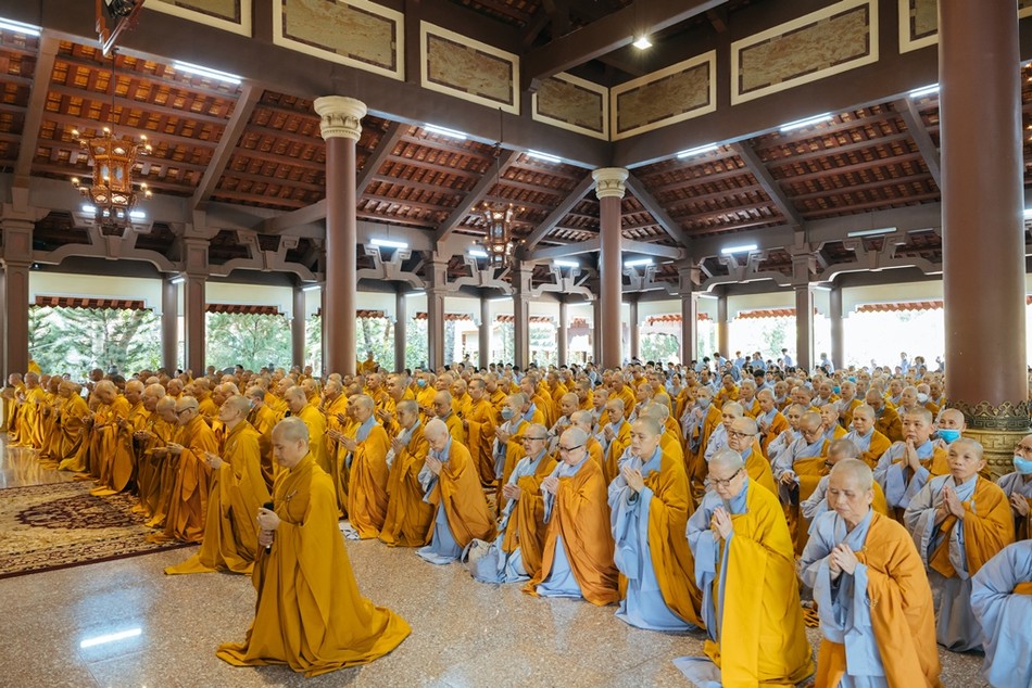 Khóa lễ tụng kinh cầu nguyện tại chánh điện thiền viện Thường Chiếu Khóa lễ tụng kinh cầu nguyện tại chánh điện thiền viện Thường Chiếu