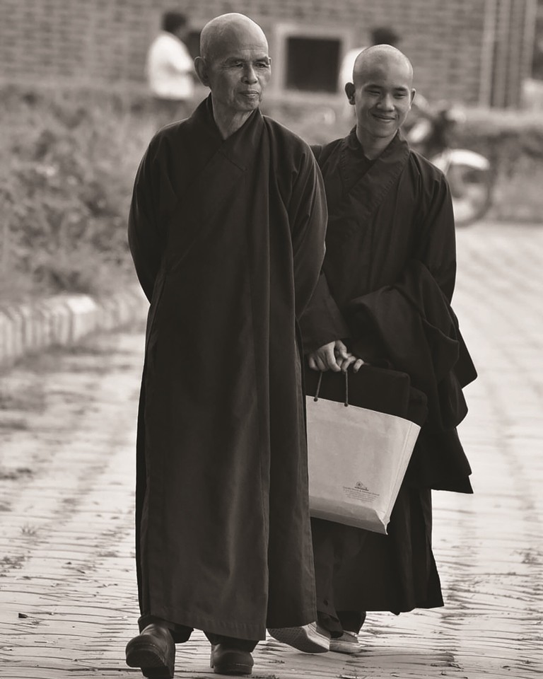 Thầy Pháp Hữu bên vị thầy khả kính của mình - Thiền sư Thích Nhất Hạnh Thầy Pháp Hữu bên vị thầy khả kính của mình - Thiền sư Thích Nhất Hạnh