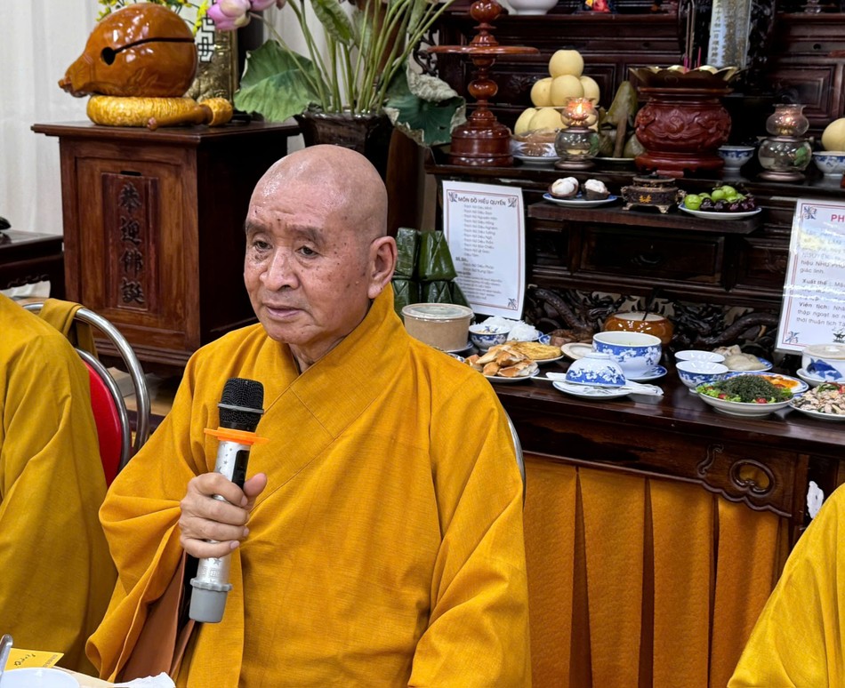 Hòa thượng Thích Thanh Sơn ban đạo từ Hòa thượng Thích Thanh Sơn ban đạo từ