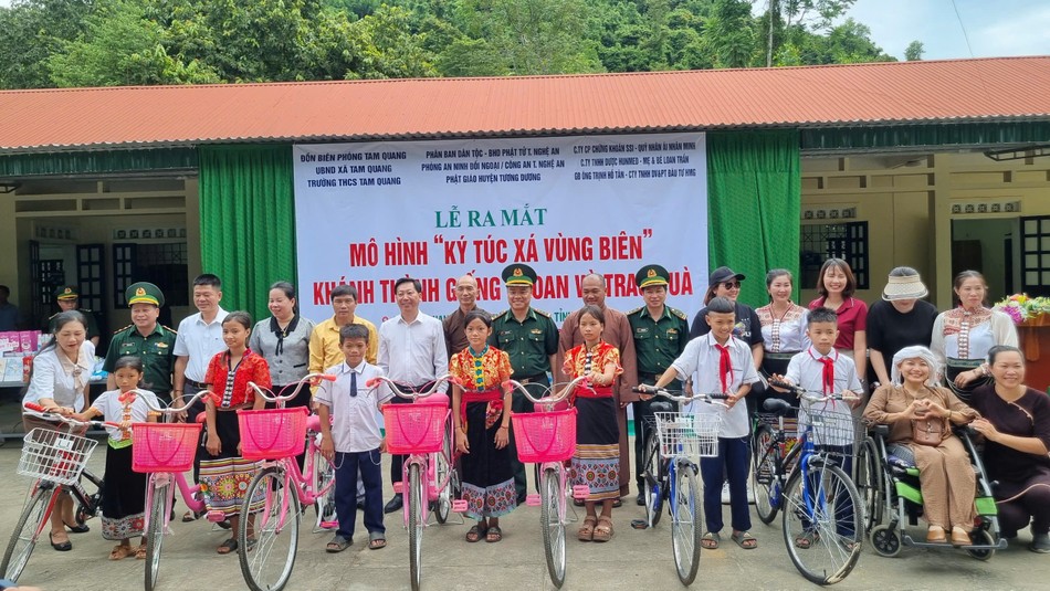 Trao xe đạp đến các em học sinh nghèo vượt khó học tập