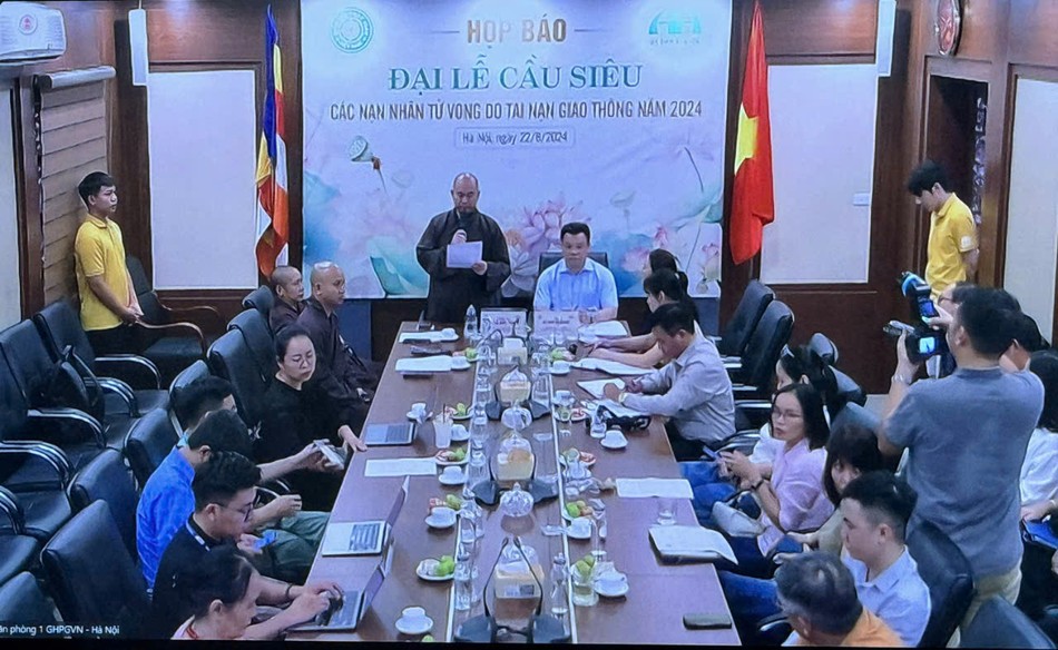 Thượng tọa Thích Đức Thiện phát biểu tại buổi họp báo